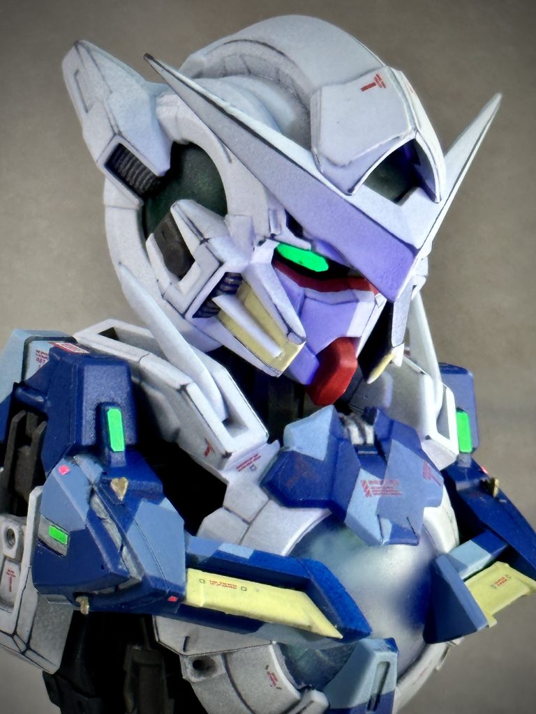 少しだけスジボリ、プラ板によるディテール追加。実は私、ダブルオーは未見のため、細部のディテールの良し悪しやアレンジの妙が判りませんw前作のニューを見た時よりもシャープさに欠けると感じましたが・・・さて。