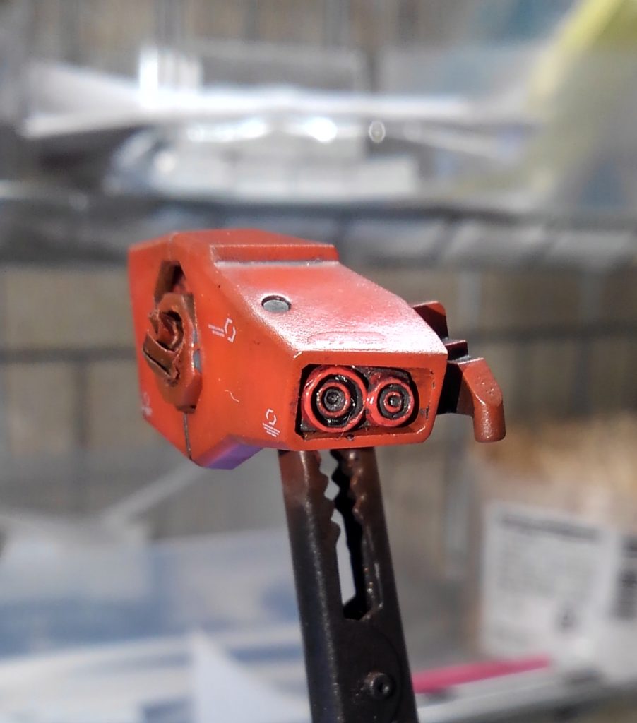 右胸のダクトフィンのパーツは、塗装乾燥中に、持ち手からパチンッ！と旅立ってしまったので、ディテールパーツを詰め込みそれらしくしています。