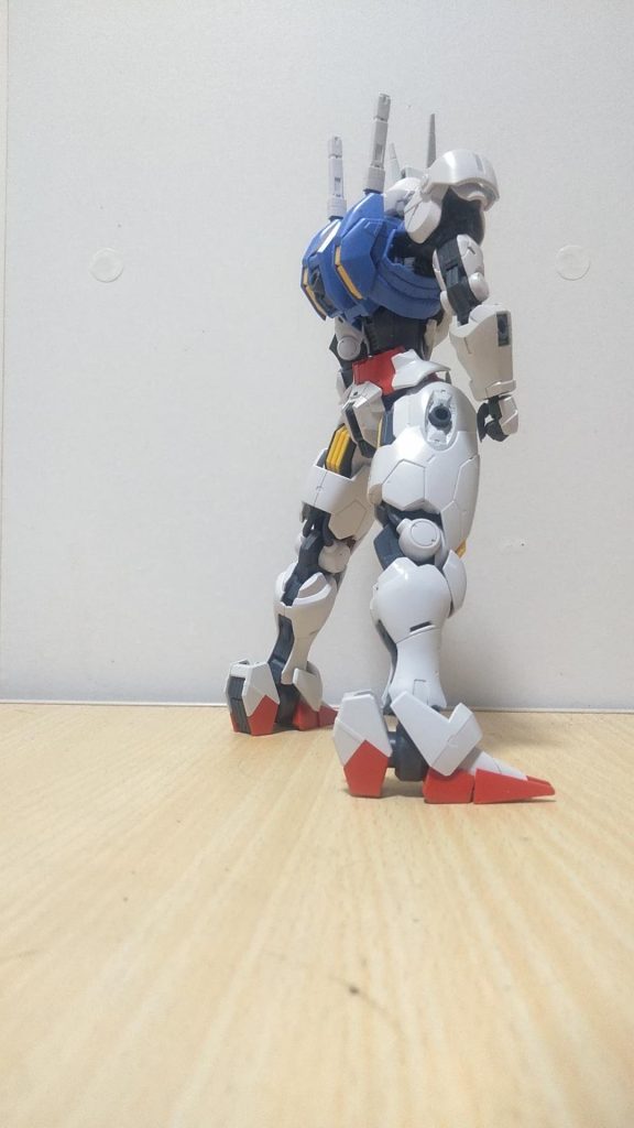 太ももがなだらか過ぎな気がしましたので、スジ彫りをし 少しだけ脛外内側削りました。後よく分からない凹み(スラスター?) くり抜いて後ろから コトブキ屋のスラスターシリーズを加工して貼り付けました。