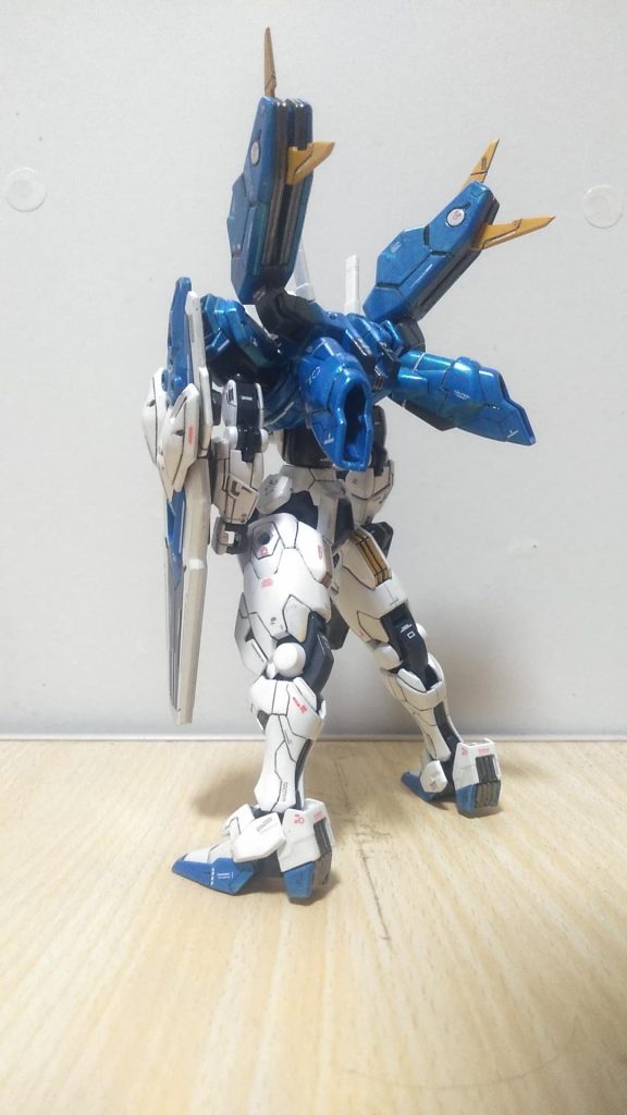 のっぺりとした感じの 後ろ姿だったので、スラスターユニット類にモールドの追加 上下2枚のフィンを上下で形を変えて見したサイドスカートを小型化してます。足は、逆に少し反るようにしてます。太もものモールドは、エアリアルに似せて 後はこんな感じかなと彫りました。