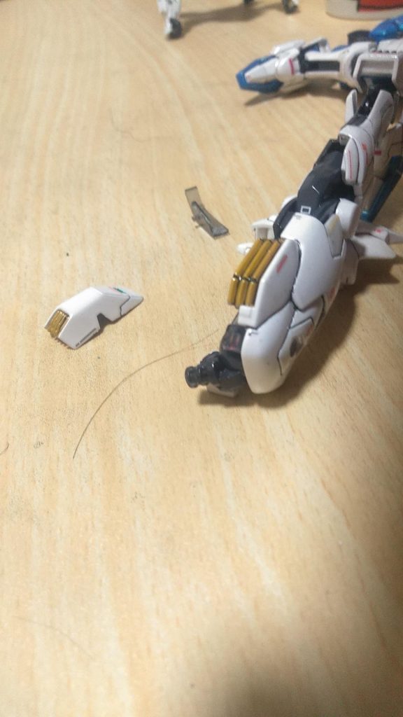 太もも上端クリアーパーツだったので、付属のシェルユニットのホイールシールの切れ端を付けてみました。ちょっと分かりづらいですね。