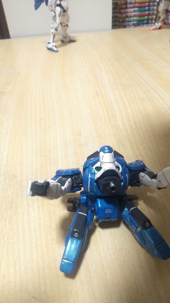 分かりづらいですけど、肩関節の下側 動力パイプぽい形をしてたので削り込んで合う太さのビニールパイプに変えて 脇に穴を開け挿し込んでます。