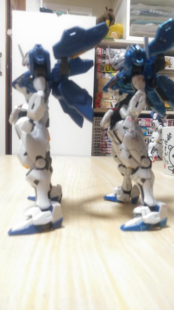 素組みとの比較です。ピンボケを少ししてますけど、足の角度の違いが分かると思います。お腹の白の部分の内側を削り込んでます。お腹のパーツ前側が ストンと落ちてたので腰と同じ太さまで プラ板を貼り付けて、上に削り込む形で 不自然にならないようにしてみました。