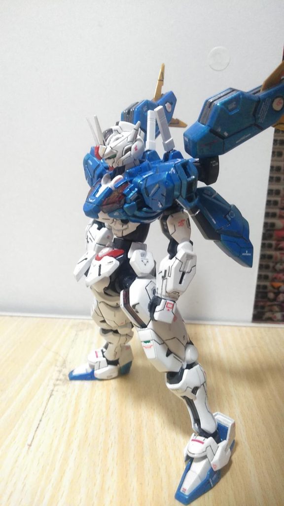 頭部は、新しくモールド追加と頬ガード類が分割されてる感じに彫り込みました。アンテナは、皆さんと同じく シャープに削りました。やり過ぎたのか 前側2本が触覚みたいになってしまいました(泣)