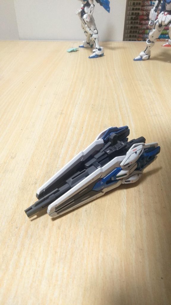 遊びです。素組みのエスカッシャンと合わせて バックパック取り付け位置に 付けてみました(笑)なんだか強そうな感じです。