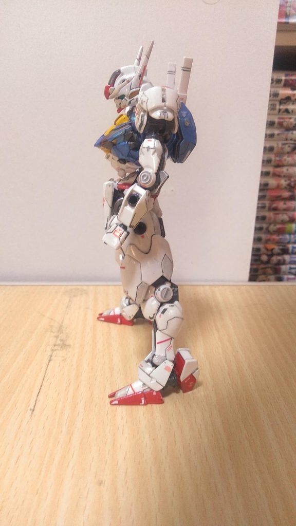 見映え良く S字立ち関節部分に エッチングパーツ◎型/型を接着してます。デカールは ガンダムデカールあれこれを 無難ぽく貼りました。