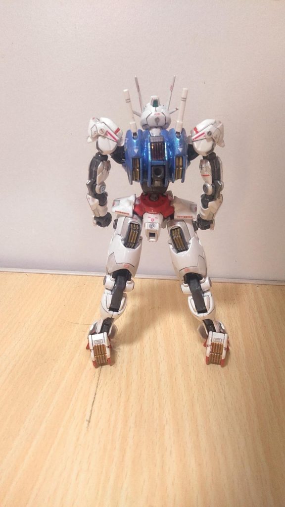 分かりづらいですけど ブルーの部分は、なんちゃってスプリッター迷彩にしてます。上からターコイズグリーン塗ったので 余計に分かりづらいです。武装類は、作ってません。何故か作る気が、起きません。これは、エアリアル3体目なのでぼちぼちな感じに 仕上がりました。