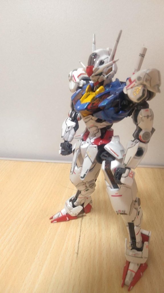 頭部は、いつものアンテナシャープに削り込みです。装甲の合わさりの表現に 削り込みで隙間 段差の表現をしてます。ショルダーガード?も のっぺりしてたので削り込みで、上部段差付けてます。フロント サイド両アーマー裏打ちしてから延長拡大してます。 肩のホルダーマークは、スレッタに付いてた エングレーヴィングです。凹凸感が良いですね。