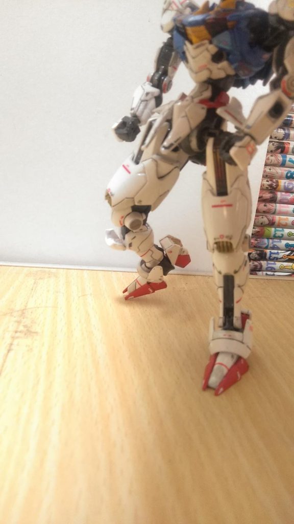 2枚目は、少しボケてますけど 膝裏脇にビニールパイプで 動力パイプを表現してます。見ずらいですけど、膝アーマー裏削り込んで 膝ガードがある程度潜り込むようにしてます。