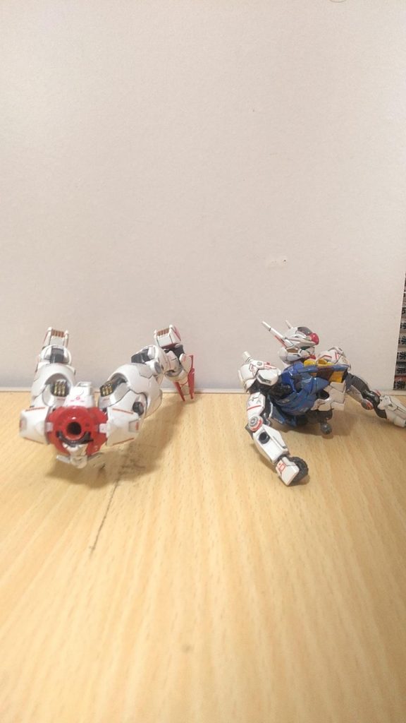 腰接続部分は、棒状でなくポールジョイントに変えて少し前側に接続してます。前のめりにすると エグい感じですね。