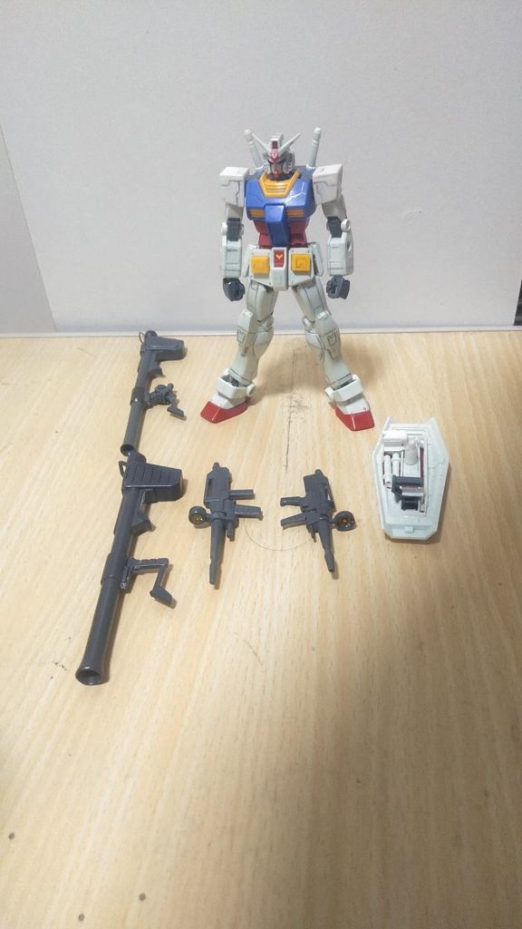 武装を置いてみました。旧HGの武装は小さいので、バズーカだけはグリップ後ろで延長してます。シールドは、見た感じに加工して、サーベルとライフル バズーカをセット出来るようにしました。