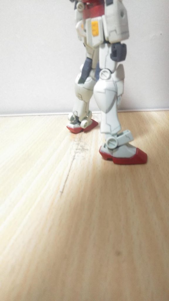 踵をハイヒール型にしてます。安定性には欠けますね。腰のラックは、自作で どちらもセット出来ます。稼働式で無く 選択式です。