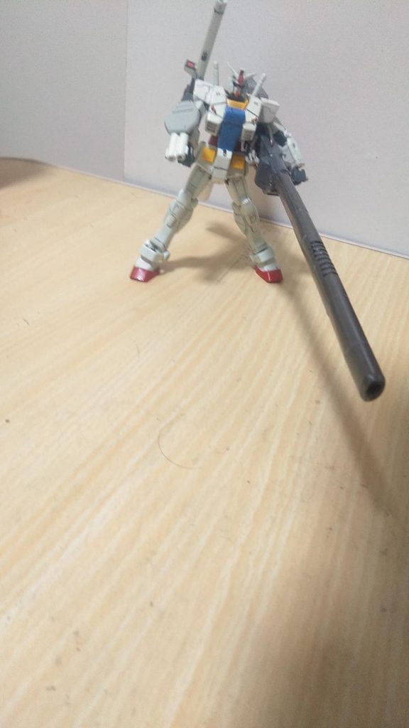 最後になんちゃってフルアーマー 自作胸部ランドセル腰周りに増加装甲取り付けてます脱着可能です。腕の2連装ビームガン 背部ビームバズーカは、お決まりですね(笑)40センチ程のロングビームカノン片手持ちしてますけど、本当は稼働式の補助グリップが有ったんですけど いまいちだったので取ってます。