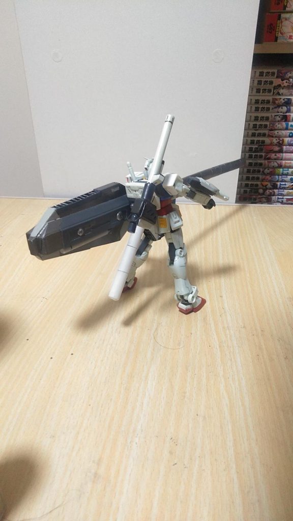 バックショットプロペラントタンクは、小型なら縦2本 でも大きい方が見映えが良いから1本で。ロングビームカノン後部は、ジェネレーター内蔵の設定で(笑)上下に排熱用ダクト 左右に小さいプロペラントタンク付けてます。こんなので アムロがやってたら どうなってたでしょうね。