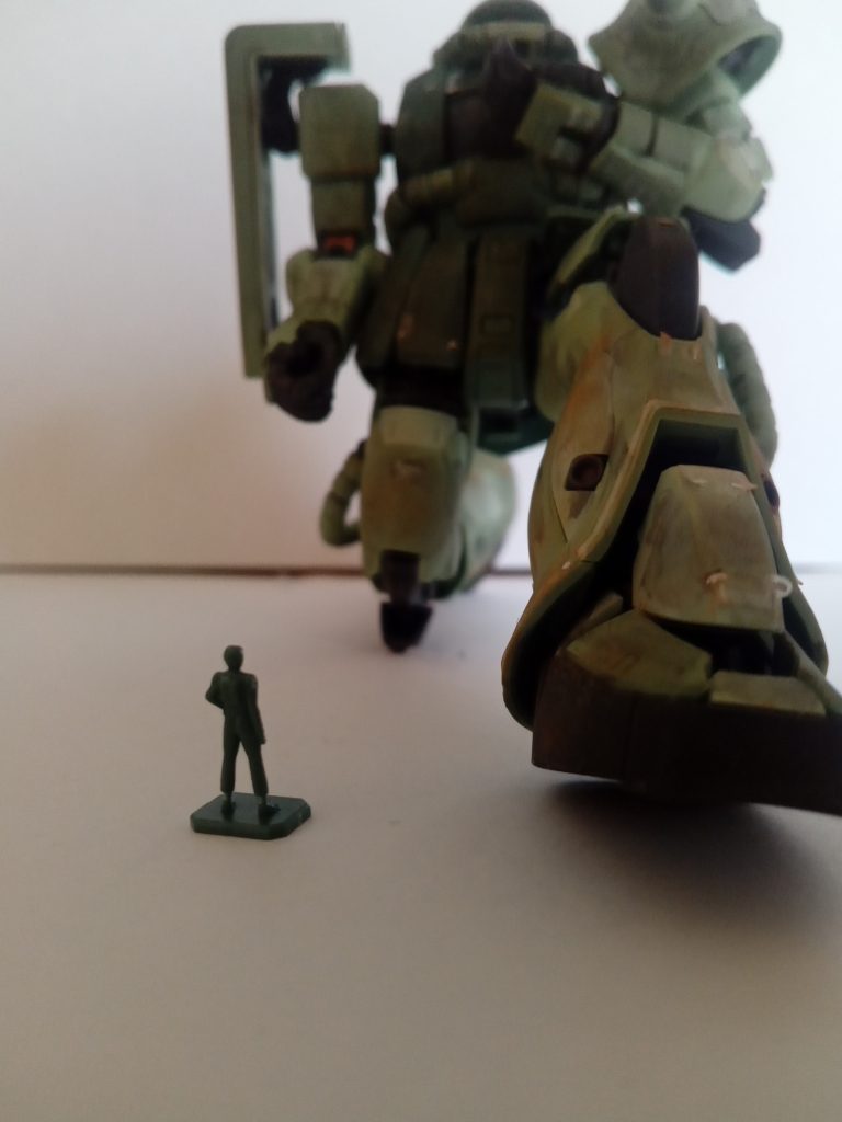 設定としましては、一年戦争末期にジムにボコボコにされながら何とか生還した機体…って感じパイロットフィギュアは塗装しないのかって?そんな技術ある訳ないだろ手抜きだってば