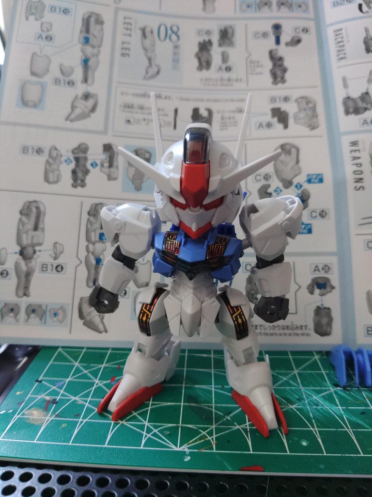 パチ組写真。かっこかわいいんですが、どうも首あたりを中心に寸詰まりな気がして、気づいたら全身に手を加えてました。