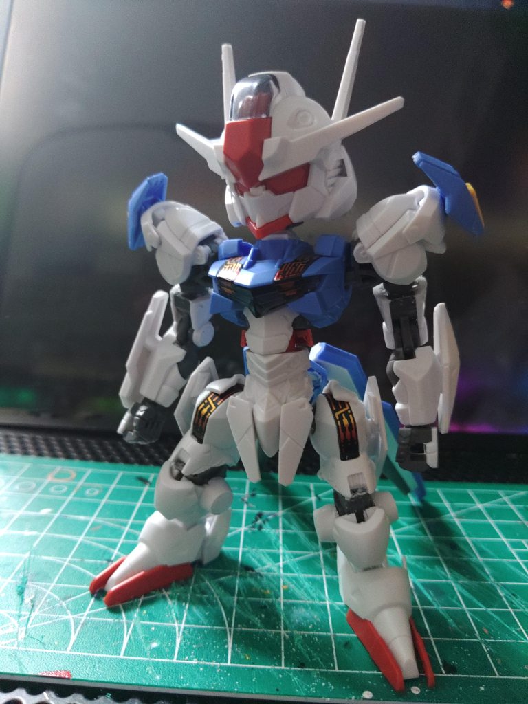 改造中。首の延長、腕を丸っとHGに置き換え、上腕を体形に合わせて切り詰め。胴体の延長ですが、塗装後に「ながすぎぃ!」となり、切り詰めました。あわせて股関節軸も一段下げ、疑似的に脚部全体をを長く見せています。膝関節はHGを切り詰めて使用。エスカッシャンパーツはすべてHGに置き換えています。