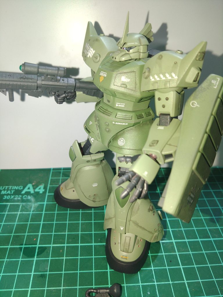 シールドなんか寂しいので内側にザクの三連フットポット仕込んであります、見えないですね❗