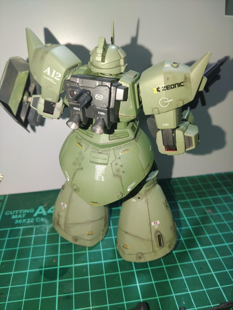 バックパックはガンダムの余りパーツにゲルググのフタ着けて見ました、足だけはスジ彫り頑張りました。