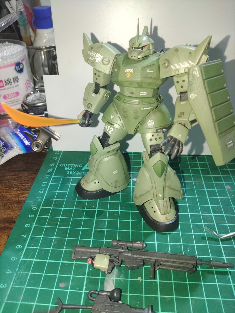 隙間の赤いの目立ちます、残念です左足にディテール掘って、右忘れてデカール貼ってごまかし、薙刀装備させようとしたら、手接着剤つけて取れなくなって装備できなく、こんな調子でした。