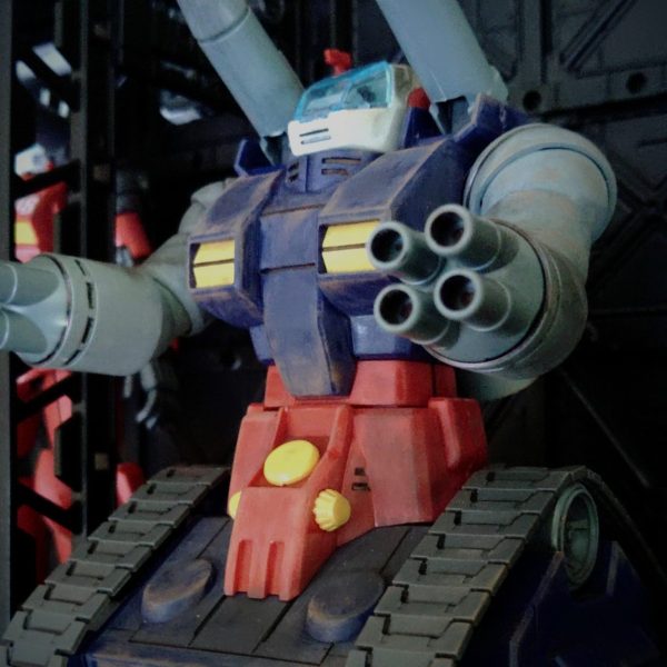 制作中のガンタンク