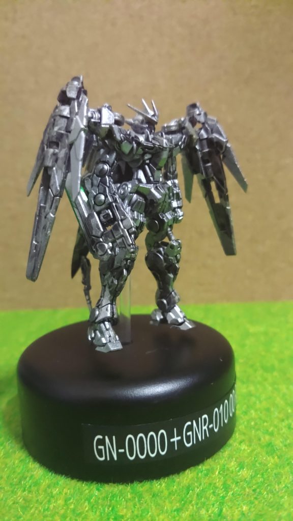 塗装はシルバー噴いて墨入れしたくらいですがディテールが細かいので映えますね台座は100均のドリンクボトルにプラ棒を差し込んで形式番号+機体名をコピーした紙を両面テープで貼り付けたものです