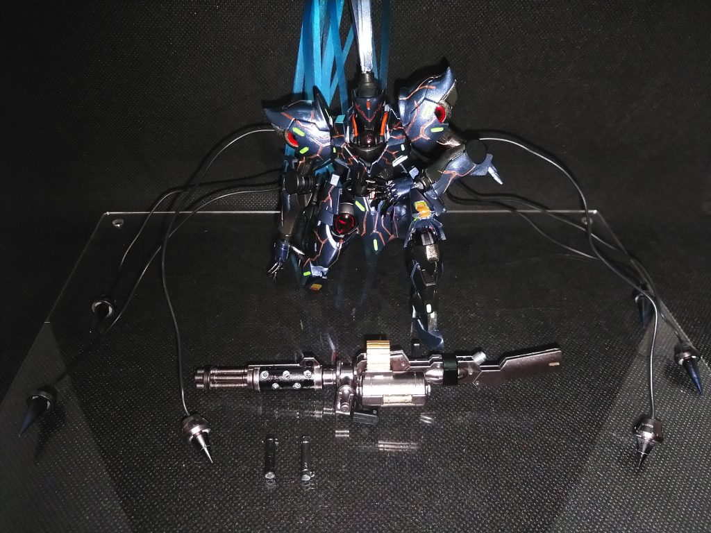 武装はシンプルにビームサーベルが2本、ビームガトリング1丁、有線ドローン6基です。アンチドートは高パーメットスコアに無意味なので撤去しています。