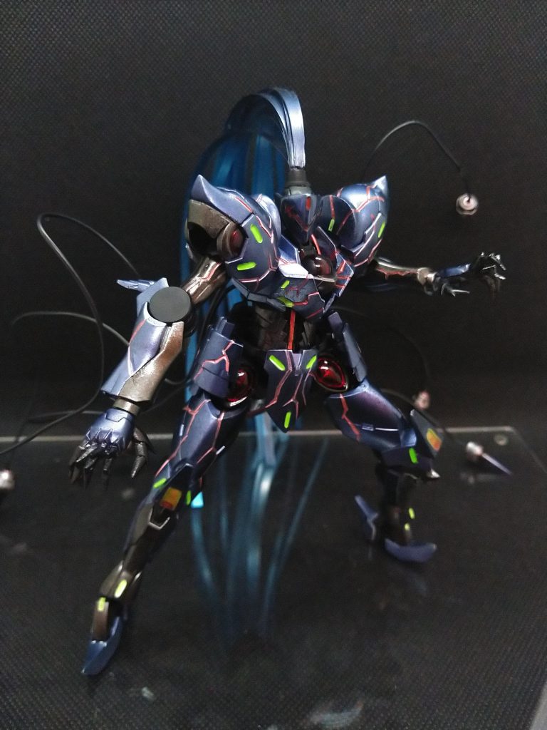 流行りのドローンはオーバーライド対策で有線式に。射程は短いが突起回りのスリットから拡散ビームを出したり直接ぶっ刺したり縛り上げたりと汎用性がそこそこ。本命はぶっ刺した対象の操作権を『騎士は徒手にて死せず』で奪う事。