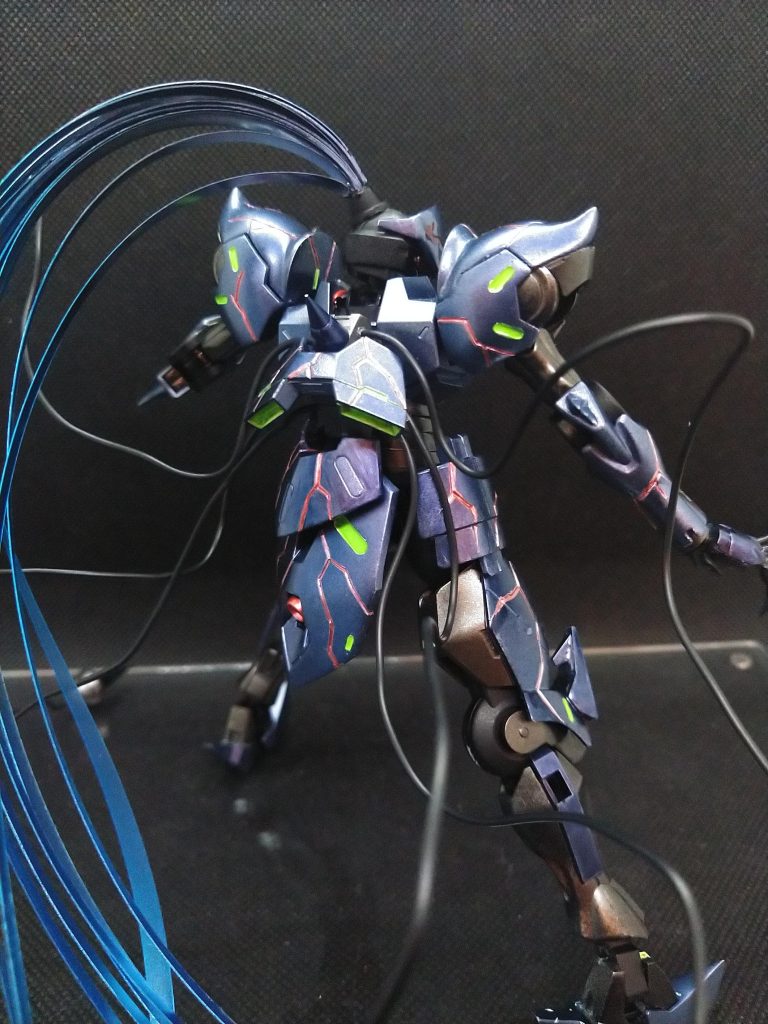 たなびく髪の毛はパーメット的なナニカがあるのでしょう(笑)クリアファイルをカットして重ね合わせて根元で接着･･･のつもりが素材が引っ付かなかったので焼いて溶着しました。ガンマカエアブラシでメタリックダークブルー→コスモメタブルー→メタブルーとグラデ吹き擬きに挑戦。良い感じになったのでは無かろうか？(尚、クリア素材味は死んだ模様)