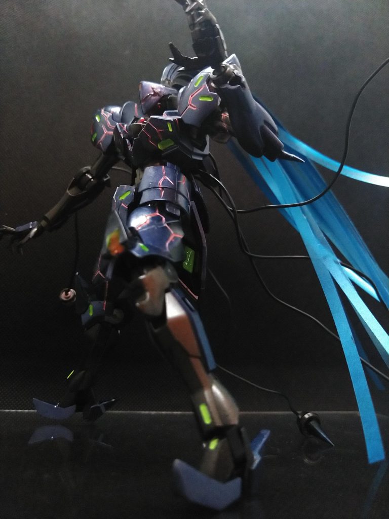 武装をシンプルに抑えた反面、機体性能を極限まで引き上げた設定。それこそ、装甲がひび割れるくらいに。また、汎用コネクター『騎士は徒手にて死せず』システムを搭載。掴んだ武器はオレのものぉ！