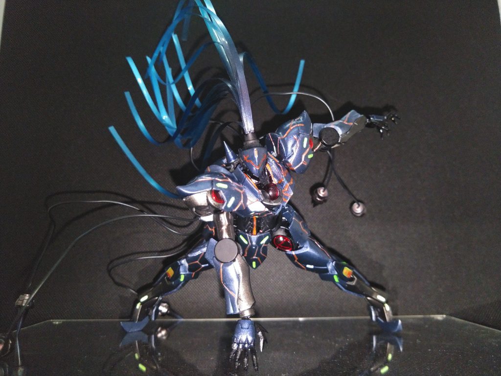 ｢KP003、シャディク=ゼネリ、ミカエリス発進！｣←ランスロ違い②フェイスカバーはベギルペンデの膝アーマーを加工。彫りを失敗して一枚砕いたけど二枚目あったのでヨシッ！スリットを彫りこんでメタレッド塗って100筋クリアレッドレジンを流し込み。