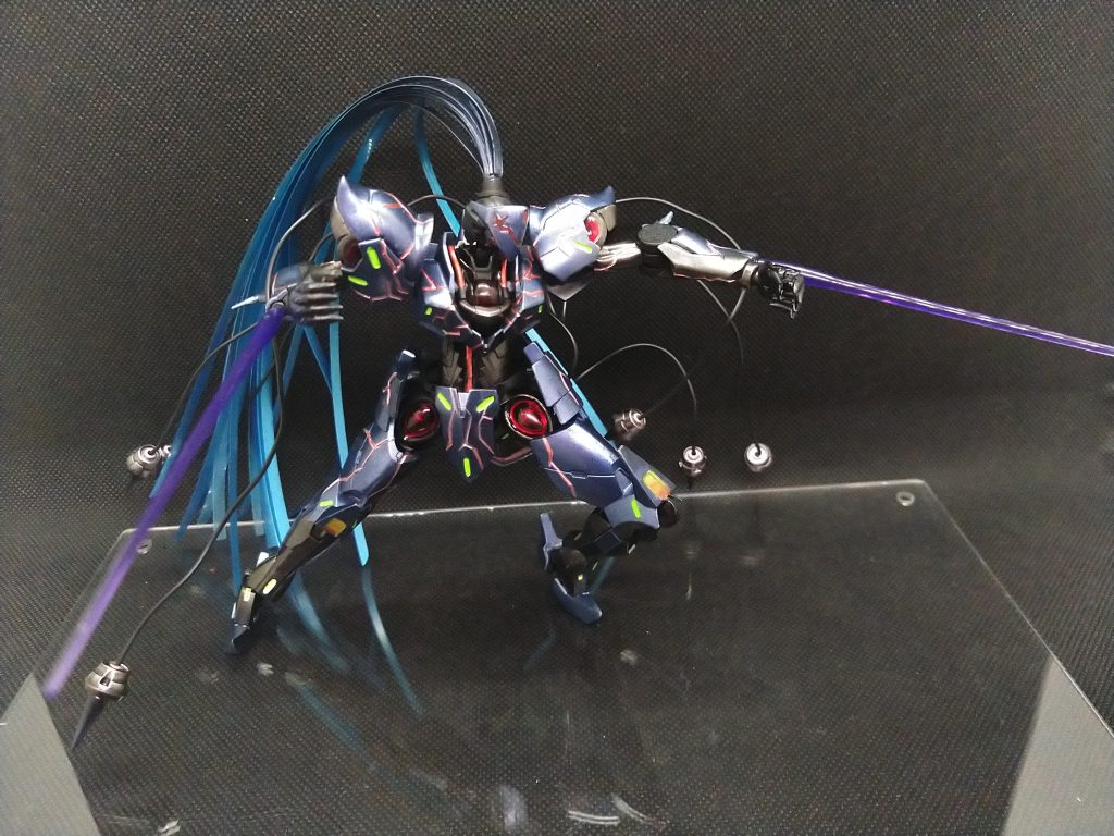 柄尻側のビーム展開本命はこちら！『今は知らず、無垢なる湖光』←ランスロ違い①ファラクトの腕部収納、なんで抜かなきゃ展開出来ないのさ！と、勿体無く思ったので手をフリーにしたまま展開出来るようにしました。フルメカ出るなら手首の可動もアニメ準拠にして欲しいなぁ･･･。←仕込もうとして技術不足で断念