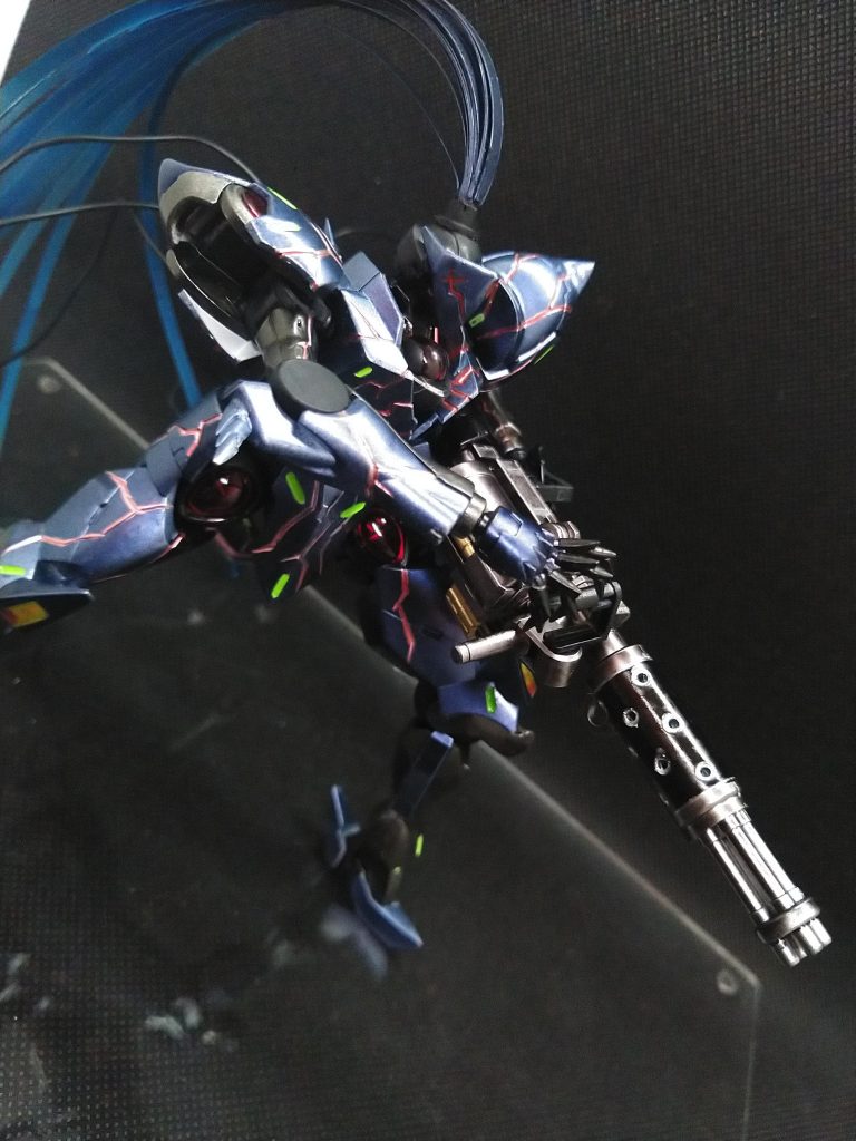 初期FGOユーザーお馴染みのガトリングは武器セットから。ルブリスウルからの流用も考えたけど無骨な形状とお値段及び余剰パーツを考慮してこちらに(笑)弾装交換で実弾も使ってきそうなプリンス(笑)