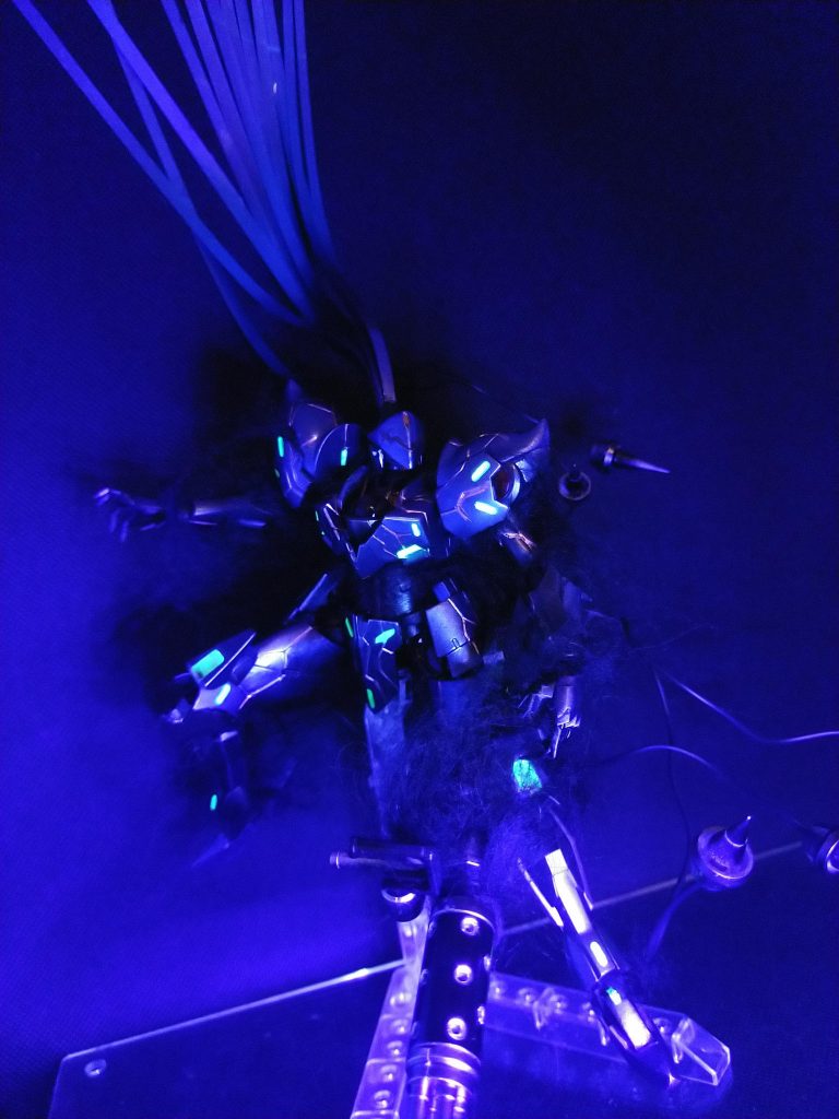 前作で使ったガンマカメタレッドがLED紫外線ライトに反応してたから筋彫りした罅割れに流し込んだけど光らず、残念(･ω･｀*)蛍光ピンクはイメージ違うのでこのままで(笑)アクセントカラーの蛍光グリーンは良い感じ？