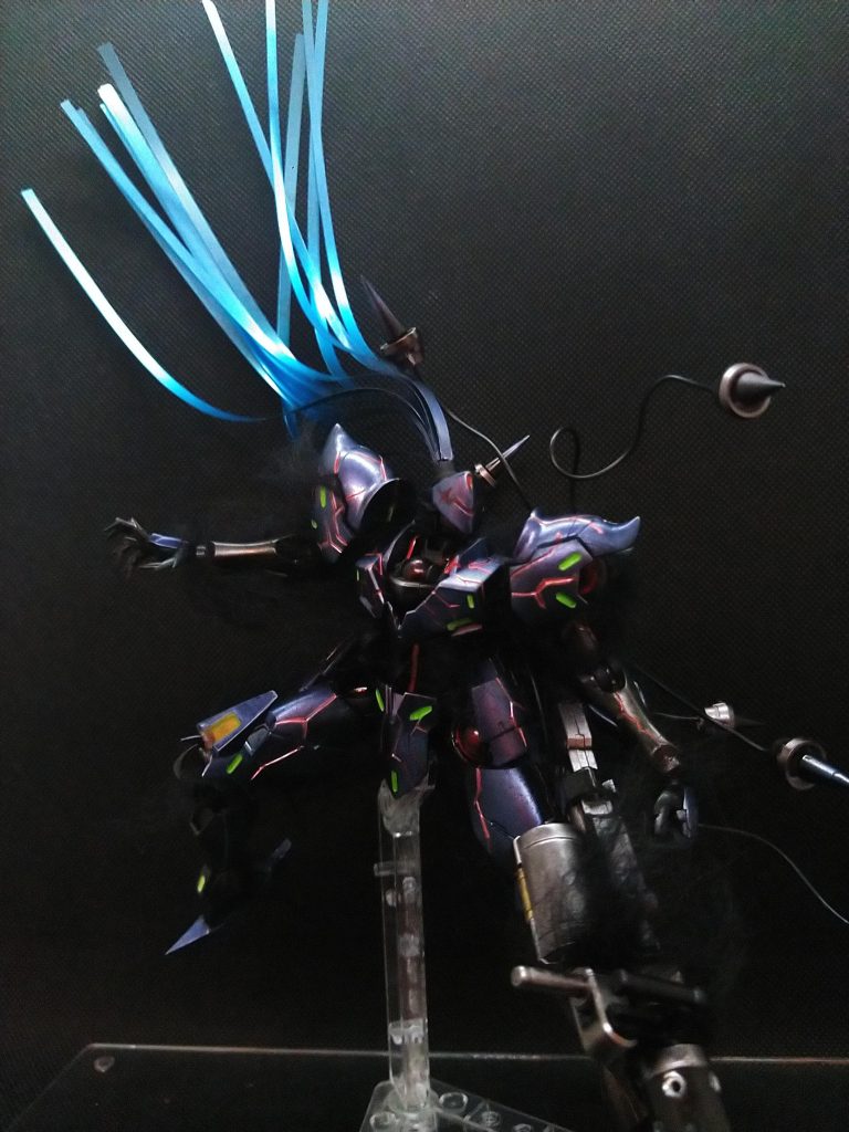 太股アーマーの突起や踵はベギルペンデの足パーツ。爪先や肩パーツはエポパテ成型。腰周りはGGLオプションに30MSパーツの円柱状パーツを割って重ねて貼り付けて。