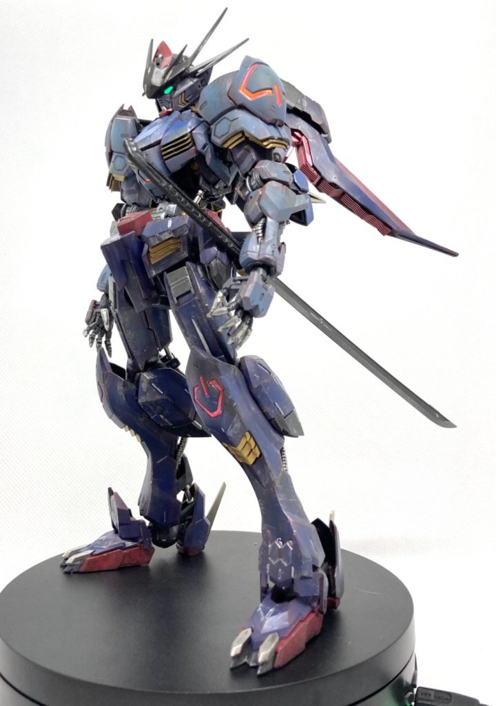 いつも塗装は黒下地から立ち上げるのですが、今回は悪魔の血生臭さを出すためにガイアのオキサイトレッドを下地に採用しました。ちょっと貧弱な太ももにはプラ板で厚みを出しつつ、ディテールを追加。アンクルアーマーは削って形状を変更。ツンツンしたイメージを強調しました。足の爪はフレームとのすき間が大きかったので、切り取りフレーム側に接着しました。