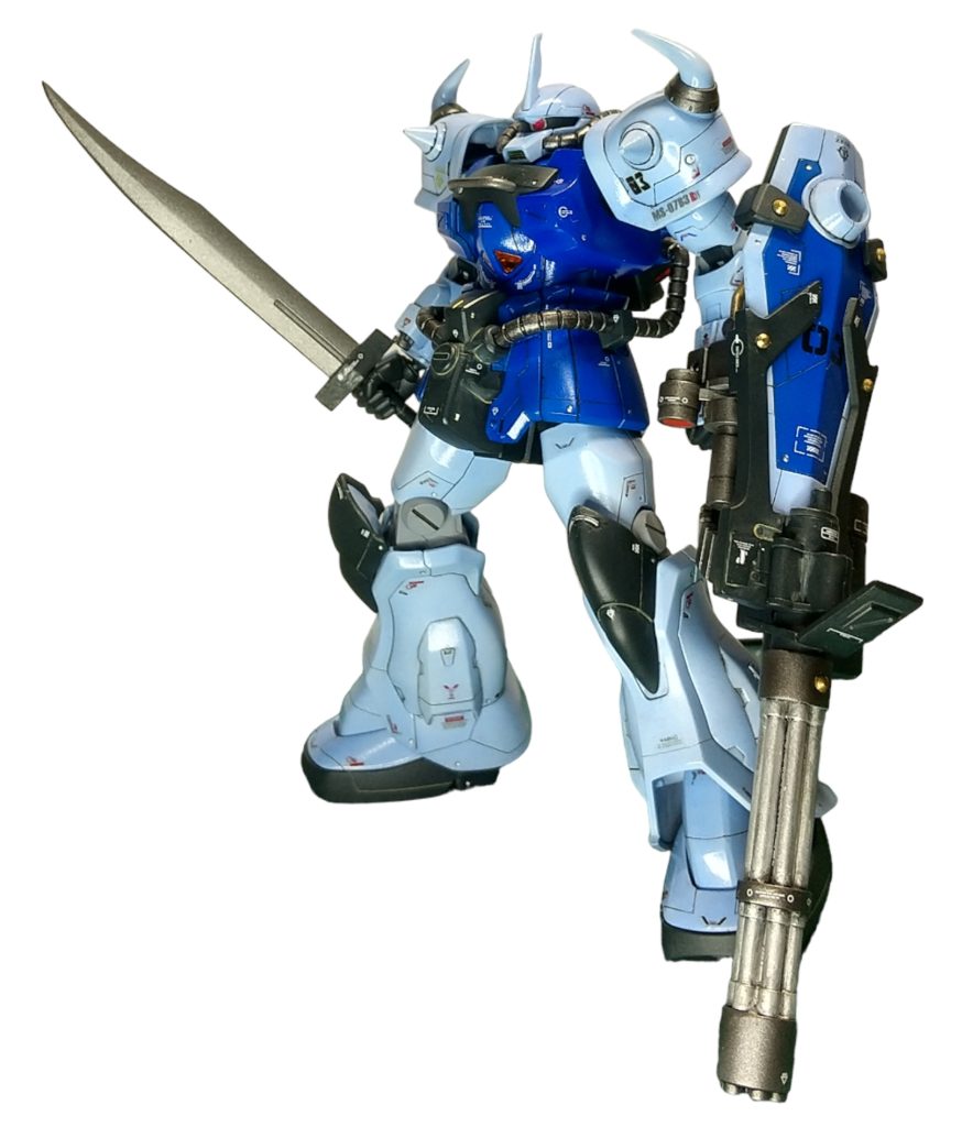 フンドシはブラック。動力パイプと武器は焼鉄色で色分けしました。胸にワンポイント欲しくて針金を刺してみました。モノアイは、庇とのクリアランスが無かったのでくり抜いて枠を銀に