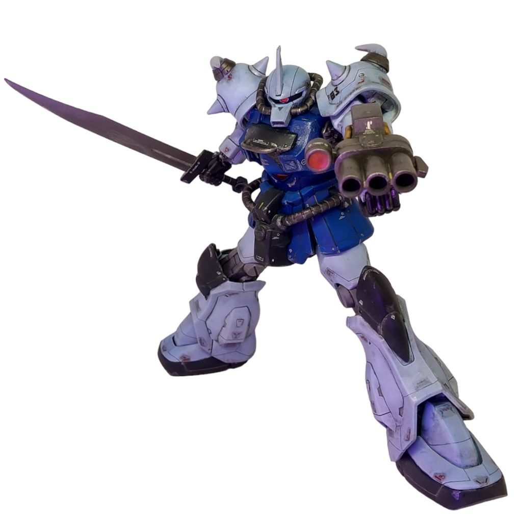 モノアイとセンサーは蛍光塗料で発光します。レジン用のライトはイマイチですね〜。。。