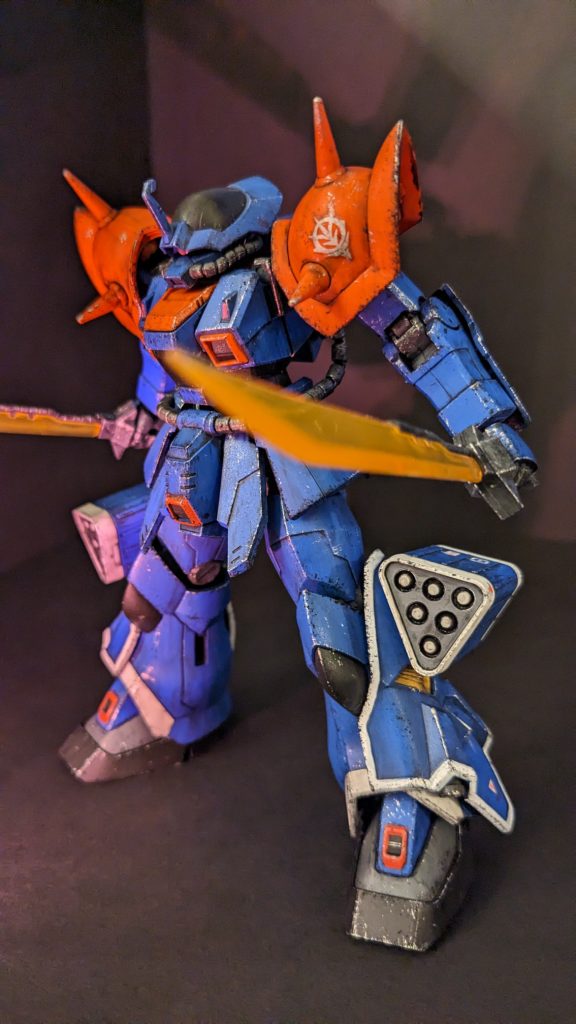 単体で前から。部分塗装とウェザリングを行い、若干寂しかったのでジオン汎用デカールを少し貼っています。また、モノアイにシールの上からUVレジンの固まった物をポンチで打ち抜いて貼り付けてみたのですが、分かりませんw