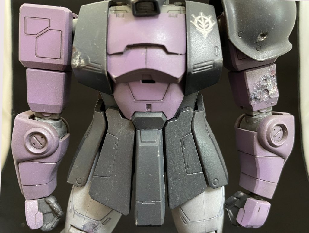 損傷が激しく修正しきれない部分はウェザリングして、そのまま戦闘傷の表現にしました。