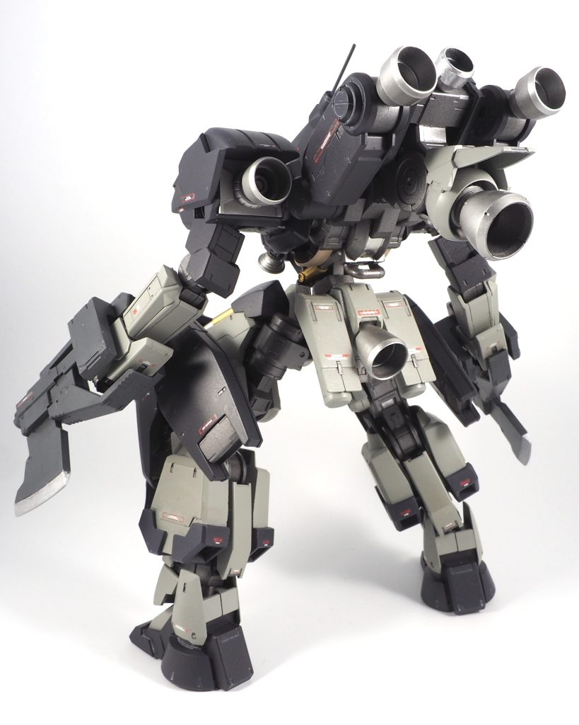 背面。速さに説得力を持たせるため、頭悪いくらいにブースターを盛ってます。バックパックはシュヴァルベグレイズのものをベースにグレイズフレームの膝関節部分と組み合わせており、各部がフレキシブルに可動します。