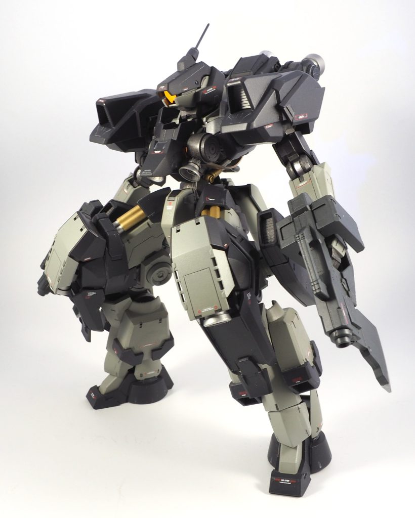 前面。肩アーマー兼ブースターユニットは某MURAKUMOや陸のACっぽい形状にしたかったので、自前で3Dモデルを作成し3Dプリンタを使って出力したものを使用しています。脛サイド部も横方向のボリュームを出しつつ推進力が出そうな形状にしたく、同様に3D製作したものを使っています。