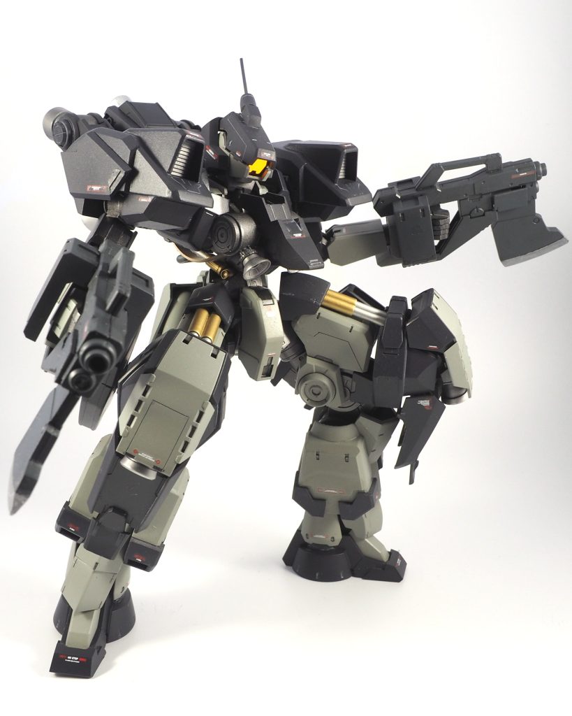 武器は高速移動しながら使うことを前提に、グレイズのショートバレルのライフルに同じくグレイズのアックスの刃部をマウントしています。すれ違いざまに切り裂くようなイメージです。腿のシリンダーは固定ですが、膝アーマーとの兼ね合いで可動時に伸縮して見えるようにしています。