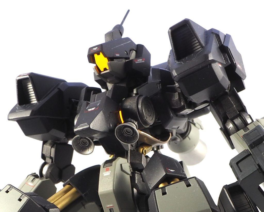 胸部アップ。カメラアイと胸部のユニット(?)の塗装には蛍光オレンジを使い、ブラックライトを当てると発光するようにしています。頭部に関してはグレイズ改のものをベースに左右方向のボリュームを増やした他、フレームのアゴ部分を設定画に近い形状に加工しています。