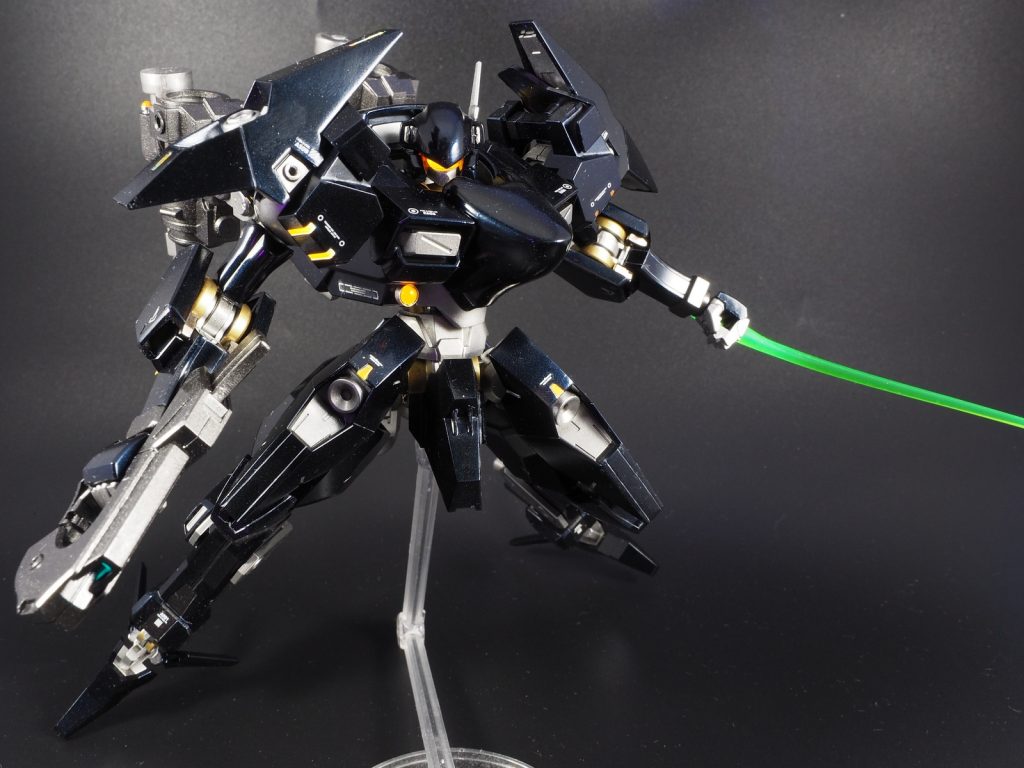 手持ち武装は元のザウォートのビームガン とビームサーベル。ビームサーベルは腕部に装着したまま展開できるように加工しました。