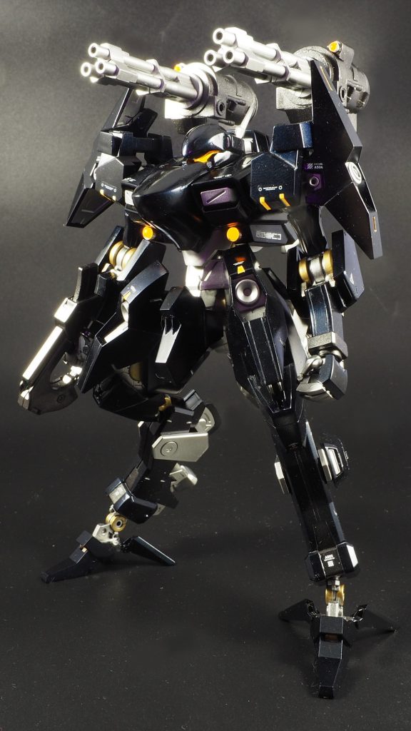 汚れ仕事を請け負う傭兵の機体で、闇夜に紛れて上空からビームガトリング等による面制圧がコンセプト…という妄想設定です。各部のセンサー類は蛍光塗料で塗り、ブラックライトで発光するようにしています。