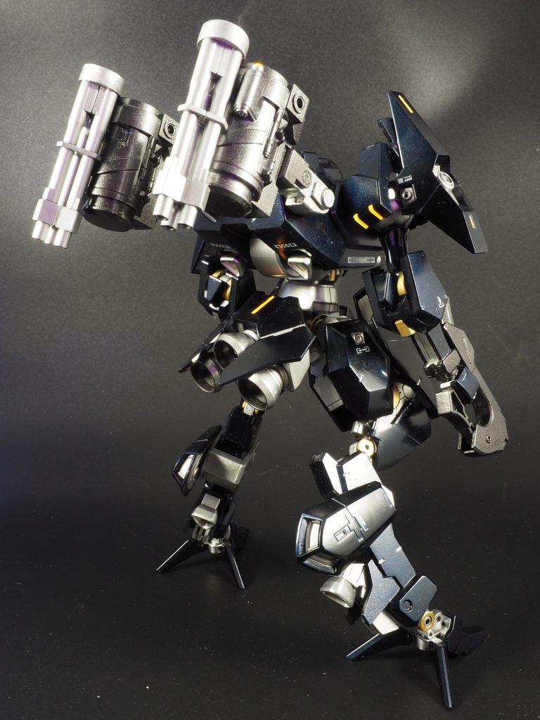 バックショット。背部のガトリングはネオジム磁石を使って疑似的に折り畳み・展開出来るようにしています。