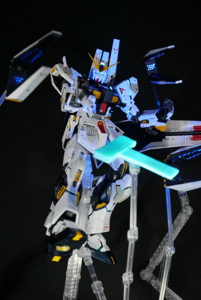 ファンネルの内側を蛍光クリアーを筆塗りしましたが、当然透明なので、はみだしたら最後。多少目をつむりました。UVライト当てながら塗ったのですが、目が変になりそうになりました。