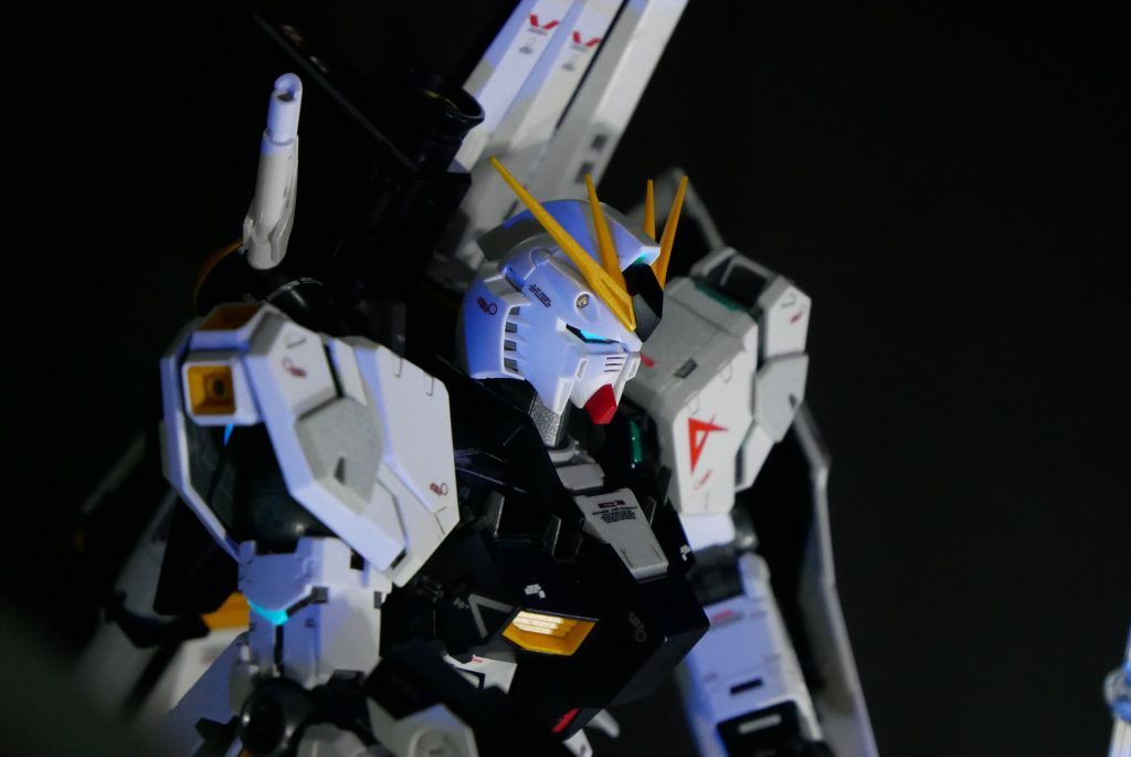 塗装は、白（ホワイトパール）、グレー（パールシルバー）、紺（プリズムブルーブラック）、トップコート（光沢）、墨入れ（ダークグレー）にしました。デカール保護のためにトップコートをふきましたが、せっかくのプリズムブルーブラックの発色が落ちてしまい考えもの。感想：とにかく全体のキットのプロポーションが良い分、ファンネルポロリは、とにかく残念。マニュピレーター以外にも専用台座は、ポージングを楽しむモデラーには不向きかも。台座とファンネルを接続する箇所もギジギジで面倒で、結局アクションベース１と他の物を使用しました。UVライトで遊びたかったことは出来たので満足していますが、とにかく難易度がとてつもなく高いキットだと感じました。今度は、明るいところで撮影してみようかな。☆最後まで観てくださって本当にありがとうございます。コメントいただけるととても喜びます(^^♪