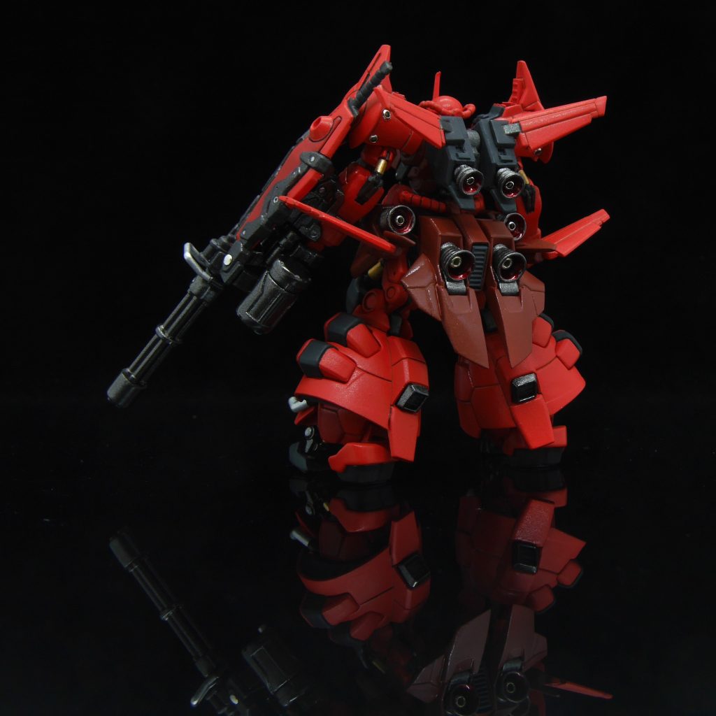 バーニアは焼き鉄色で塗り、中はエナメルのクリアレッドを塗り、つぶし玉とメタルビーズを入れています肩アーマー上は、プラバンと結束バンドでディテールを追加しています